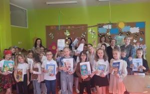 Nagrodzeni uczestnicy wraz z Komisją, Panią Wicedyrektor oraz z organizatorkami konkursu